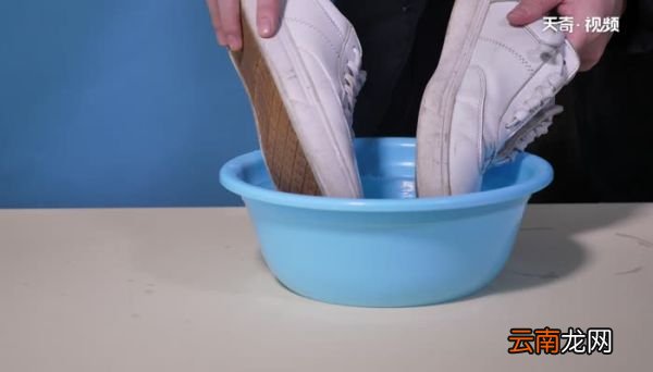 小白鞋清洁剂怎么用 小白鞋清洁剂怎么使用