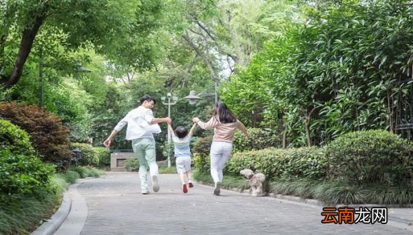 遛娃的朋友圈句子 遛娃的朋友圈怎么发