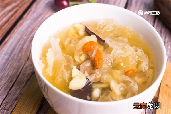 红糖银耳莲子汤的功效 红糖银耳莲子汤的功效是什么
