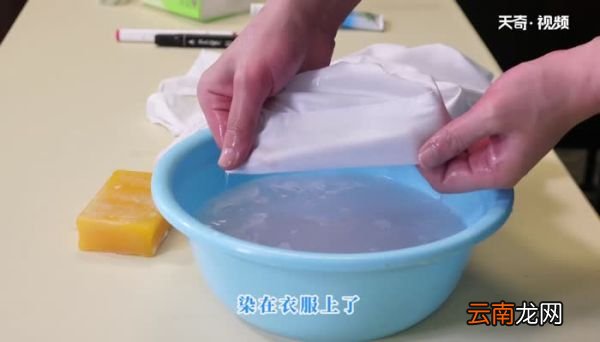 黑色墨水染在衣服上怎样去除 如何处理黑色墨水弄脏的衣服