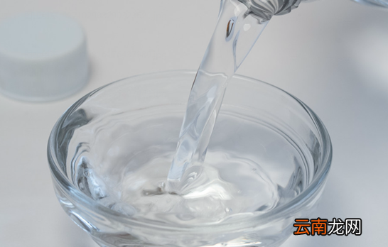 如何去除墙上的双面胶痕迹 墙上双面胶印怎么弄干净
