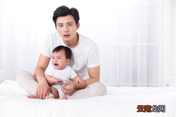 宝宝晚上老哭怎么办 宝宝晚上老爱哭怎么办