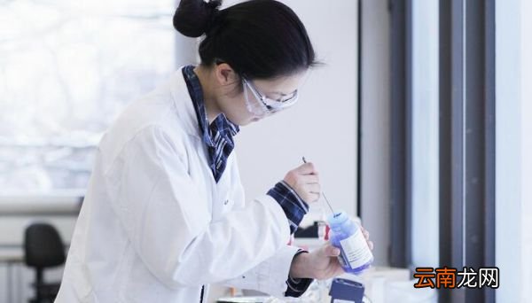 氢氧化钙和二氧化碳反应。 氢氧化钙和二氧化碳发生反应的化学方程式为