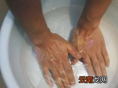 长期干活手黑脏怎么洗