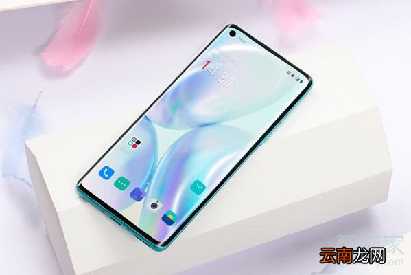 一加8是曲面屏吗