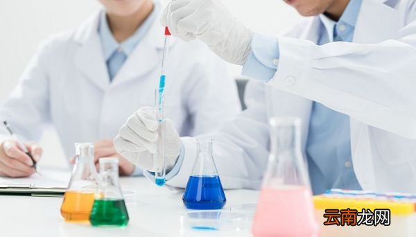 铝与硫酸亚铁反应的化学方程式，铝与硫酸亚铁反应的化学方程式是什么