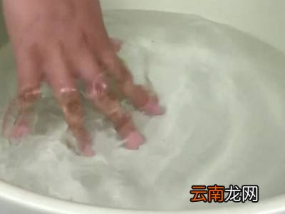 衣服沾油了用什么洗干净