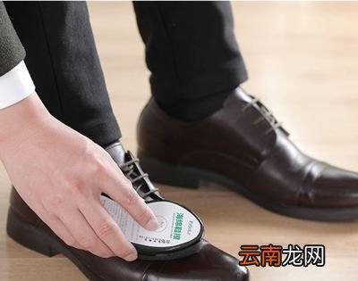 皮鞋为何越擦越有光泽？
