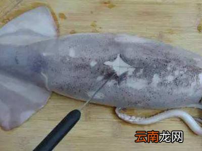 鱿鱼须外面紫色皮怎么去掉