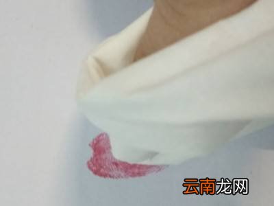 如何把白纸上的红色印泥去掉