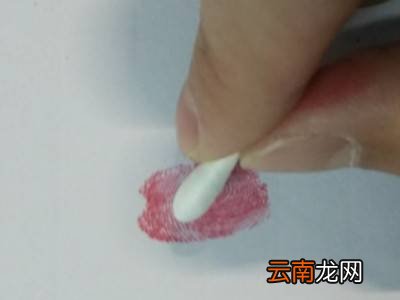 如何把白纸上的红色印泥去掉