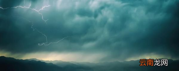 雷雨一课是按照什么的顺序来写的 雷雨这篇课文作者按什么的顺序描写的