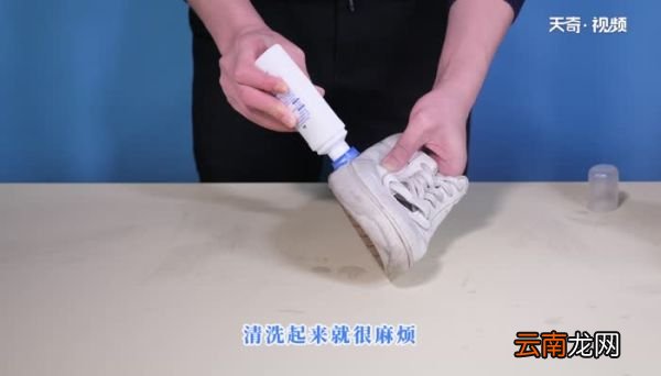白色板鞋怎么洗白 小白鞋脏了如何变白