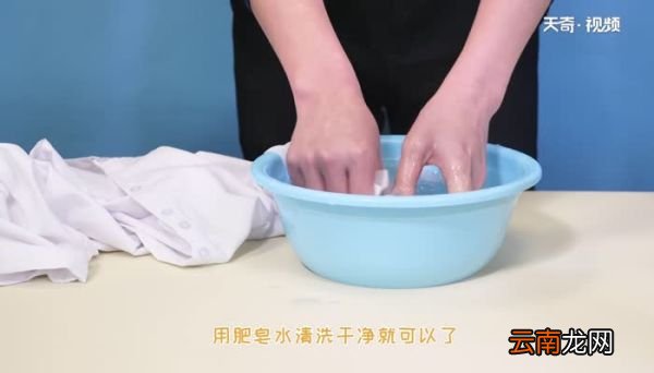 血弄到衣服上怎么洗干净 衣服上不小心弄上血迹怎么办