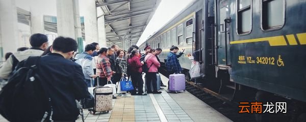 火车上怎么上厕所 火车上完厕所怎么冲水