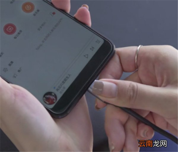 华为nova6怎样用耳机