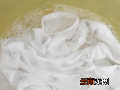 火碱洗衣服怎么使用