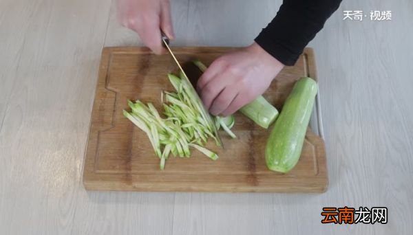 西葫芦鸡蛋馅饺子怎么调好吃 西葫芦鸡蛋馅饺子怎么调馅