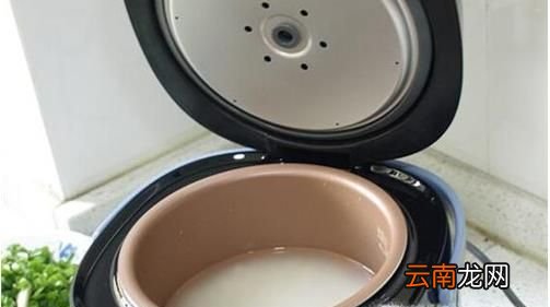 用电饭煲煮米饭放多少水？