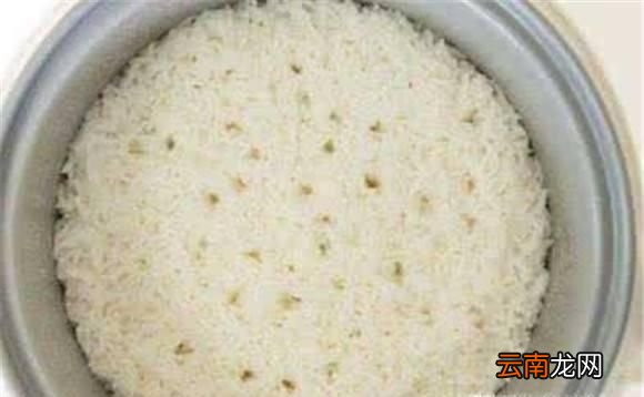 用电饭煲煮米饭放多少水？