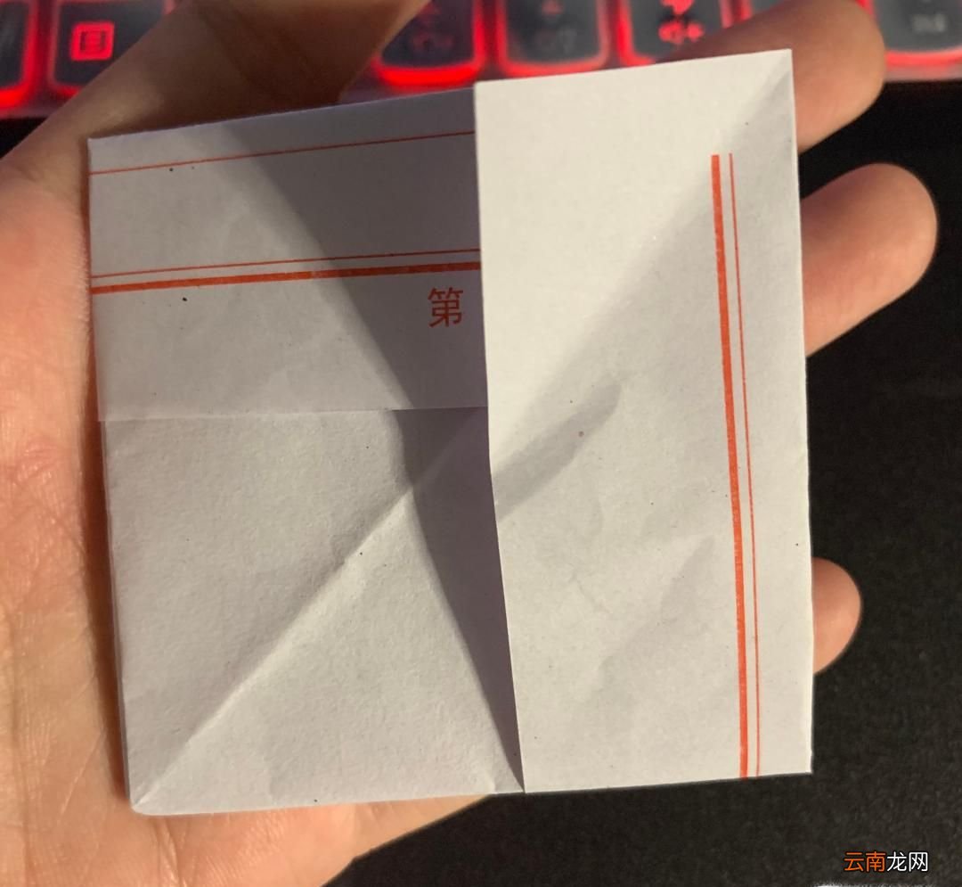 如何用纸折叠小船