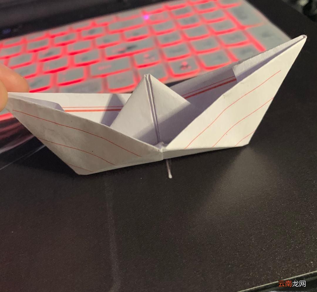 如何用纸折叠小船