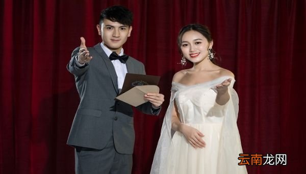 元旦晚会主持人开场白 元旦晚会主持人开场白大全