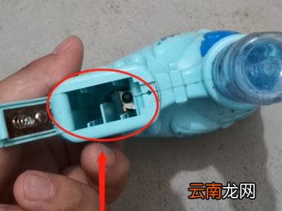 泡泡机玩具怎么使用?