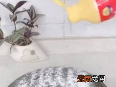 炒菜锅的锅底的油垢怎么处理