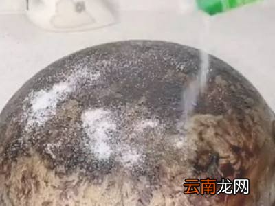 炒菜锅的锅底的油垢怎么处理