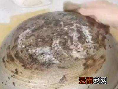 炒菜锅的锅底的油垢怎么处理