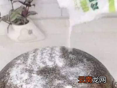 炒菜锅的锅底的油垢怎么处理