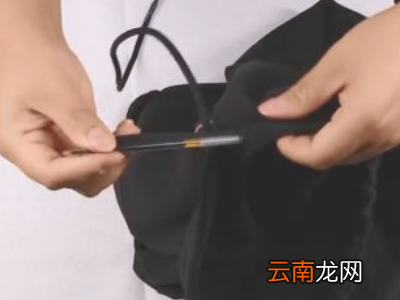 卫衣的绳子太长怎么塞回去