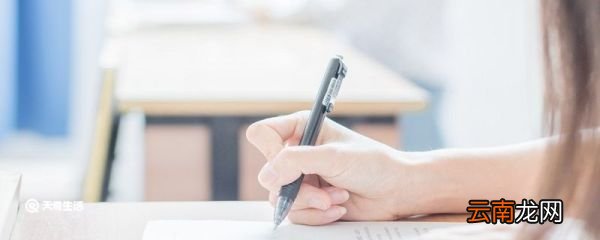 小溪哗啦啦地流向远方拟人句 小溪哗啦啦流向远方改为拟人句