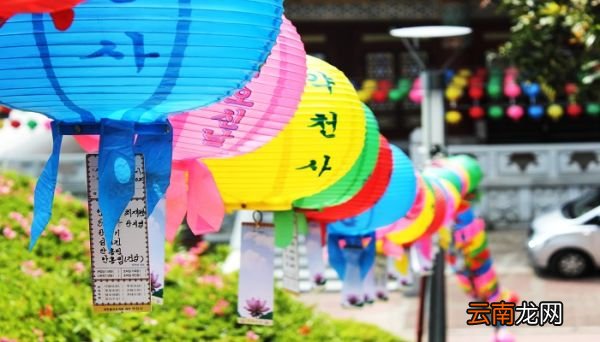 三人同日来,喜见百花开,谜底是什么三人同日来,喜见百花开,谜底是啥