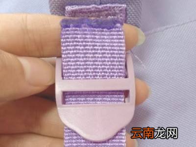 书包扣子的绳子怎么穿