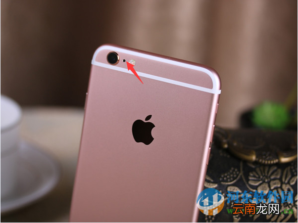 iphone摄像头旁边的小孔是什么？