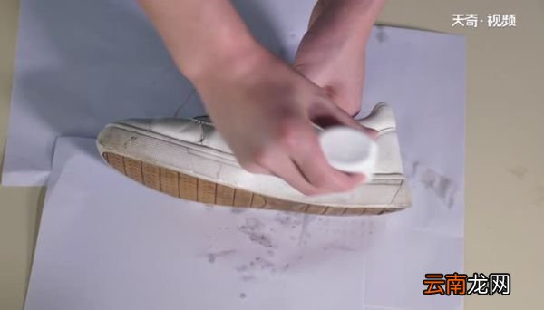 白色鞋子怎么洗白 白色鞋子脏了怎么洗