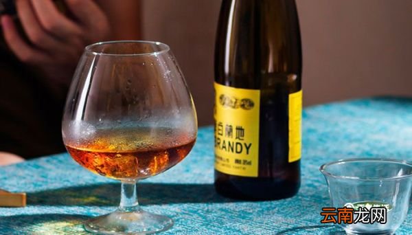 白兰地是什么酒 白兰地是红酒还是白酒