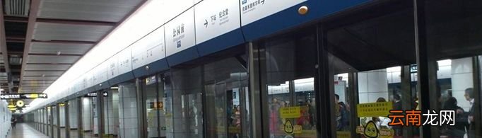 地铁站台前为什么要设置黄色安全线？