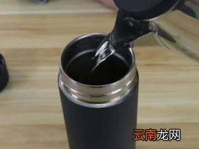 新保温杯有橡胶味怎样清除